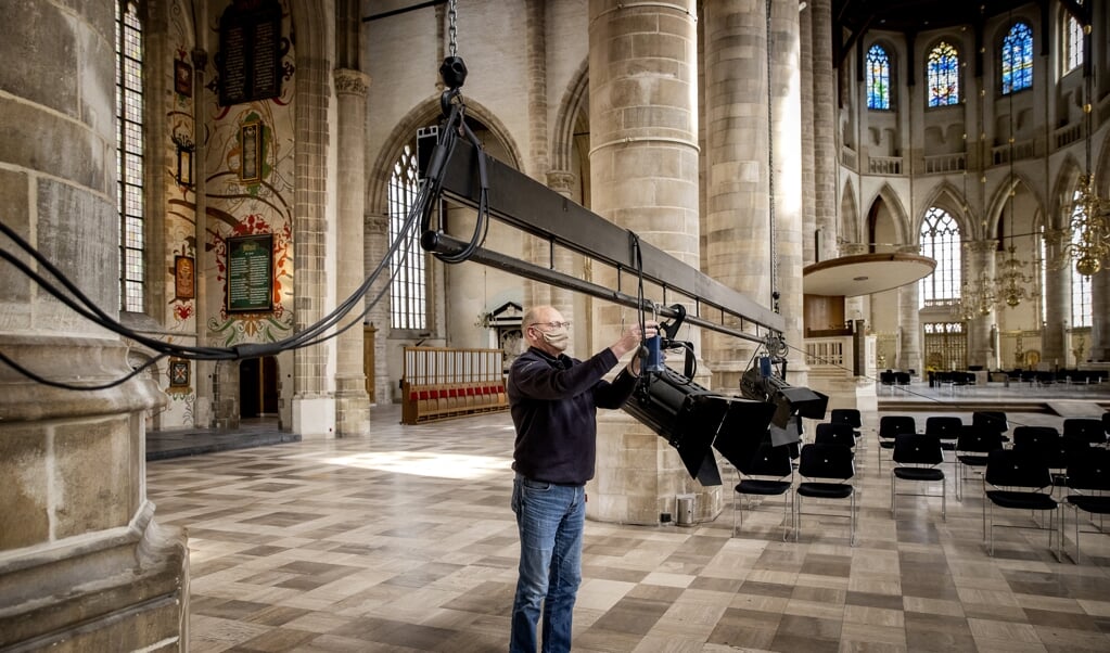 De Laurenskerk in Rotterdam, waar een medewerker afgelopen april, na een lockdown, voorbereidingen treft om het gebouw open te stellen voor bezoekers. (beeld anp / Koen van Weel)