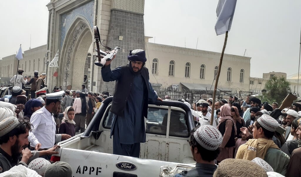 Een talibanstrijder in de Afghaanse stad Kandahar. Zondag bereikten de taliban hoofdstad Kabul.  (beeld epa)