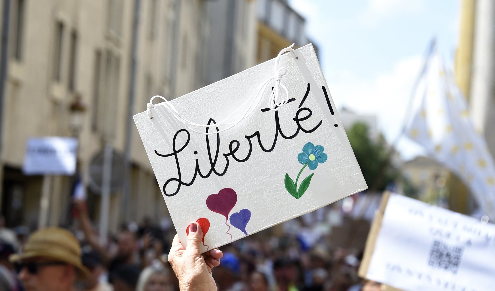 'Vrijheid is nooit alleen het effect van individuele keuzes, maar het resultaat van gezamenlijke inspanning.' Beeld: een demonstratie vorige week in Metz (Frankrijk) tegen verplichte vaccinatie van bijvoorbeeld zorgmedewerkers. 