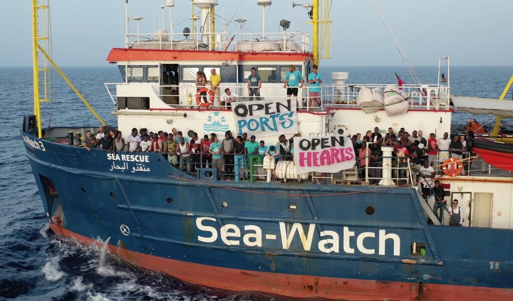 Vluchtelingen aan boord van de Sea-Watch 3 vragen om 'open havens' en 'open harten' (beeld epa / Sea-Watch)