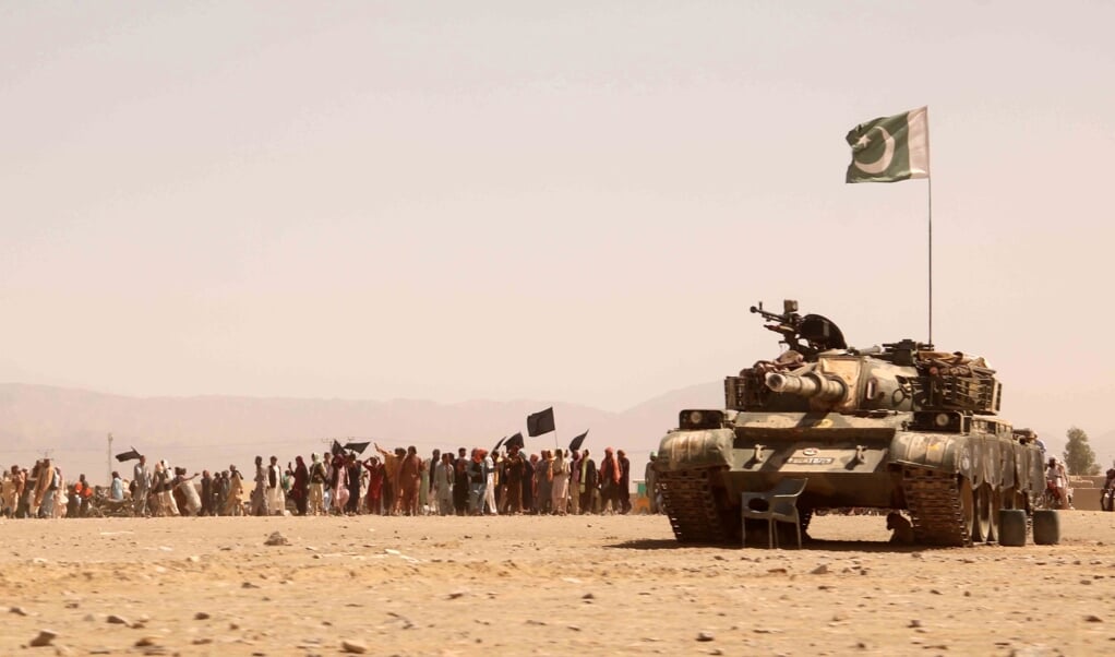 Afghaanse burgers in de rij voor een grensovergang met Pakistan, donderdag. (beeld epa / Akhter Gulfam)