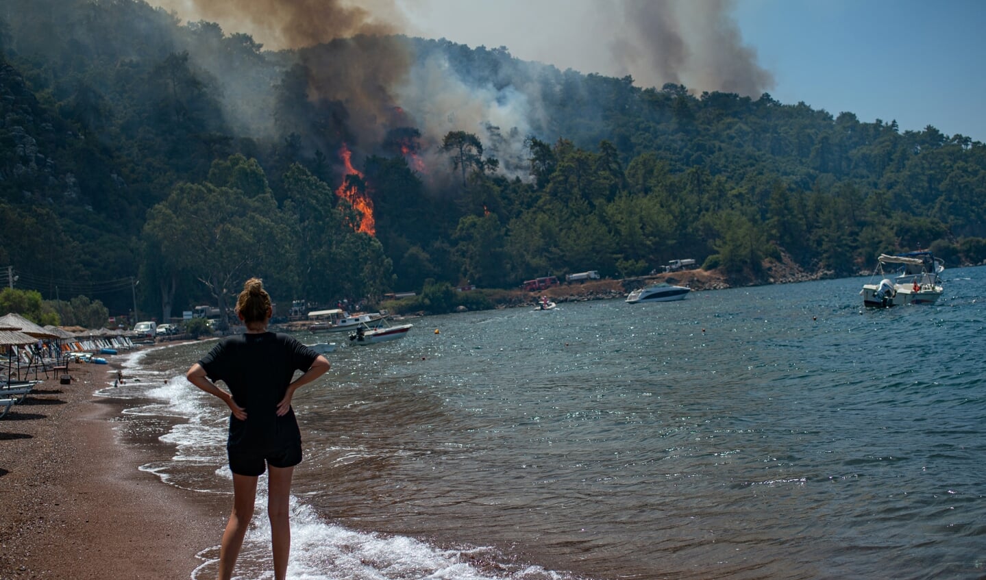 De bossen rond de Turkse badplaats Marmaris zijn in vlammen opgegaan.