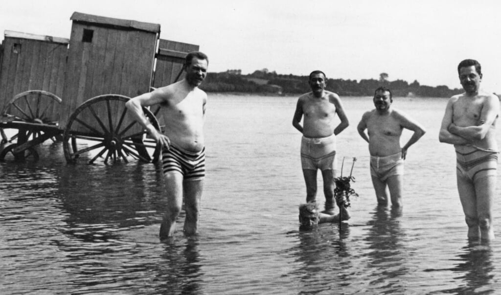 De zwembroekfoto, met als tweede van rechts Friedrich Ebert en links naast hem Gustav Noske.  (beeld Bundesarchiv Duitsland)