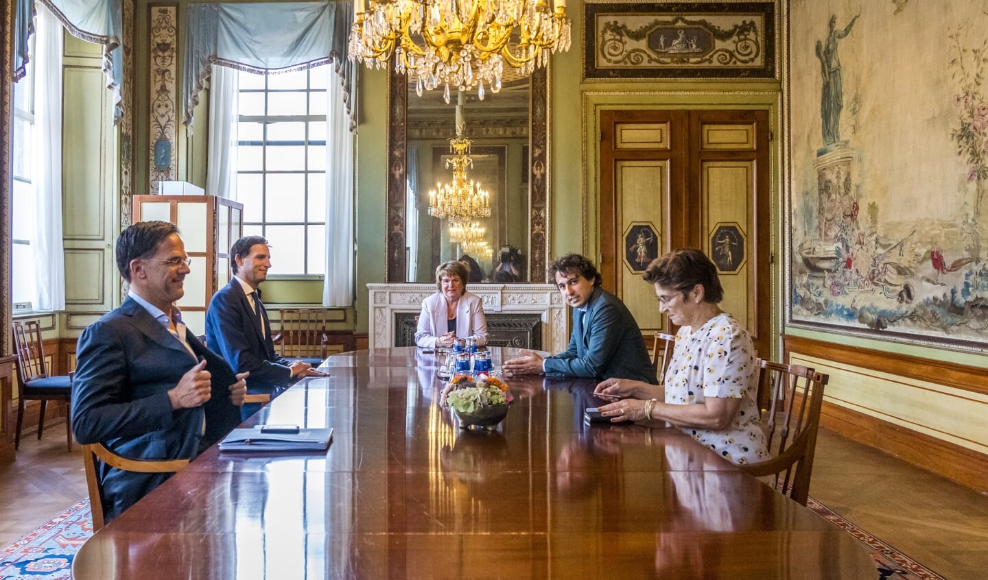 Mark Rutte (VVD), Wopke Hoekstra (CDA), Jesse Klaver (GL) en Lilianne Ploumen (PvdA) voorafgaand aan een gesprek bij informateur Mariette Hamer over de kabinetsformatie.