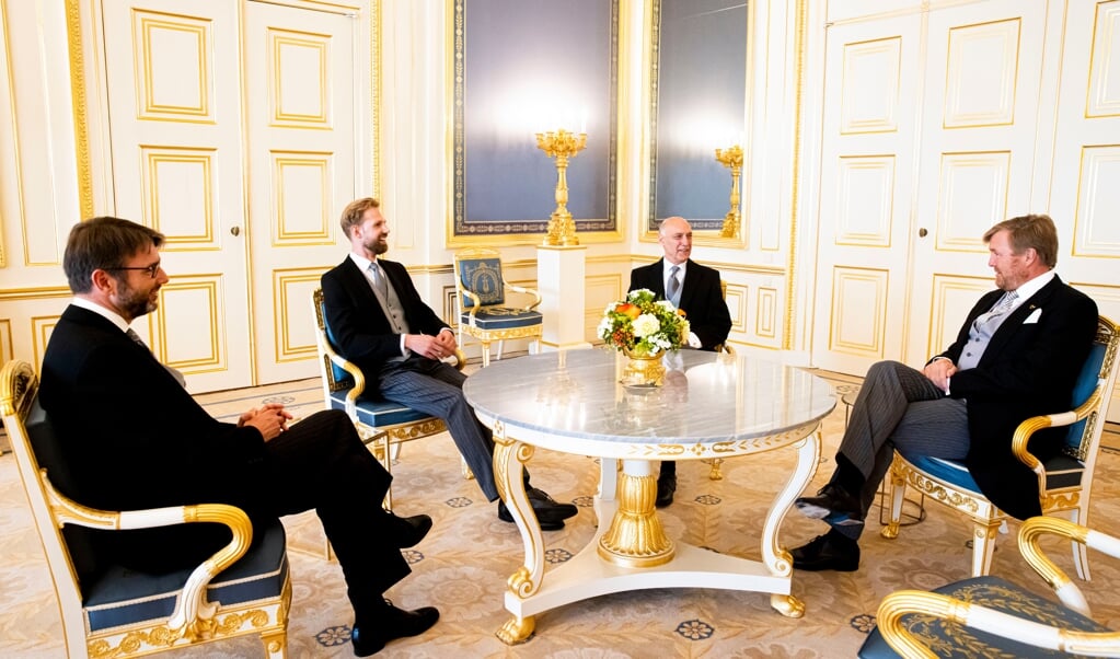 De nieuwe staatssecretarissen Steven van Weyenberg en Dennis Wiersma en de nieuwe minister Tom de Bruijn (v.l.n.r.) hadden dinsdag, rond hun beëdiging, een onderonsje met koning Willem-Alexander. (beeld anp / Patrick van Katwijk)