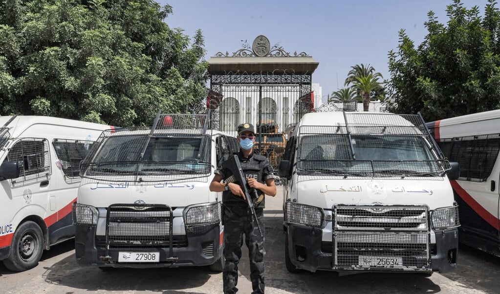 Speciale veiligheidstroepen bewaken het Tunesische parlement in de hoofdstad Tunis, eind juli, nadat president Kais Saied het parlement tijdelijk heeft ontbonden. Deze ondemocratische maatregel is verdeeld ontvangen en raakt ook de toekomst van de gematigde islamitisch-democratische partij Ennahda. (beeld afp / Fethi Belaid)