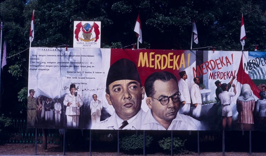 Viering van de veertigjarige onafhankelijkheid in 1985, met afbeeldingen van de hoofdrolspelers Soekarno en Hatta. (beeld wikimedia)