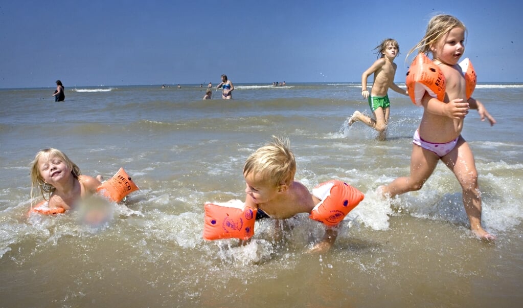 'Er bestaan mensen die misbruik maken van momenten waarop kinderen bloot zijn of zwemkleding dragen. Doe daar niet paranoïde over, maar wees er wel bewust van.' (beeld anp / photo Cynthia Boll)