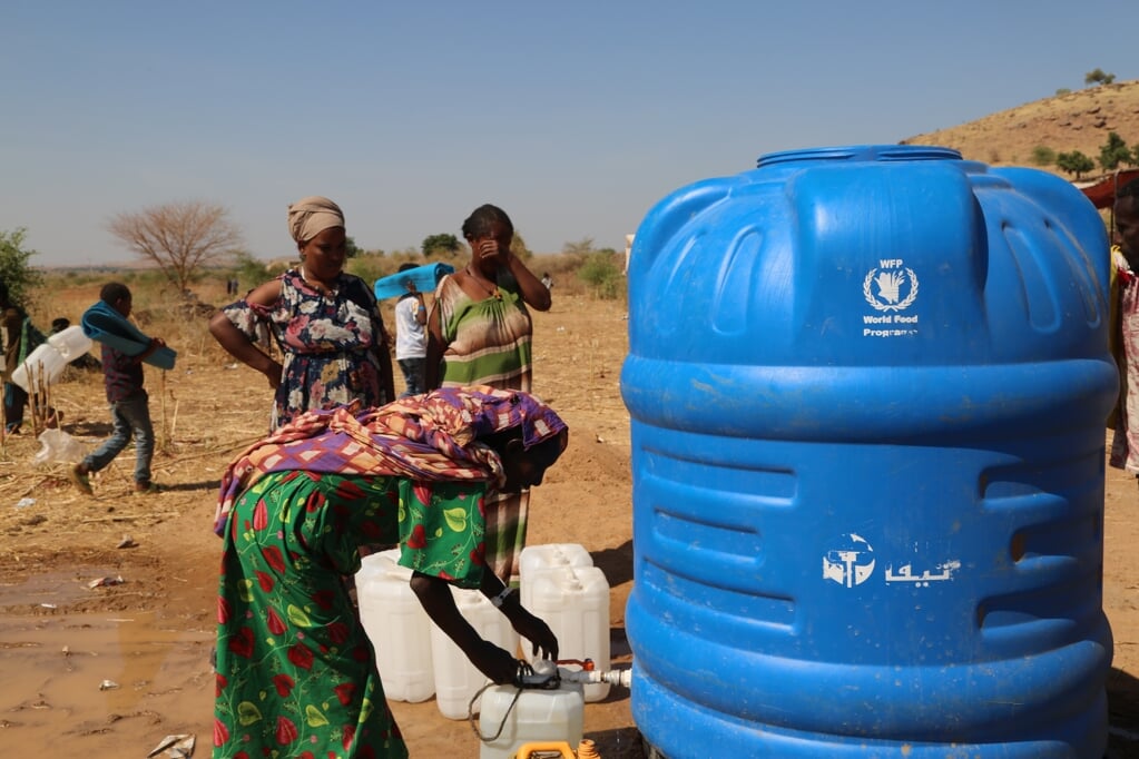 Gevluchte inwoners van Tigray ontvangen voedselhulp van het Wereldvoedselprogramma in Soedan. (epa / wfp / Leni Kinzli)