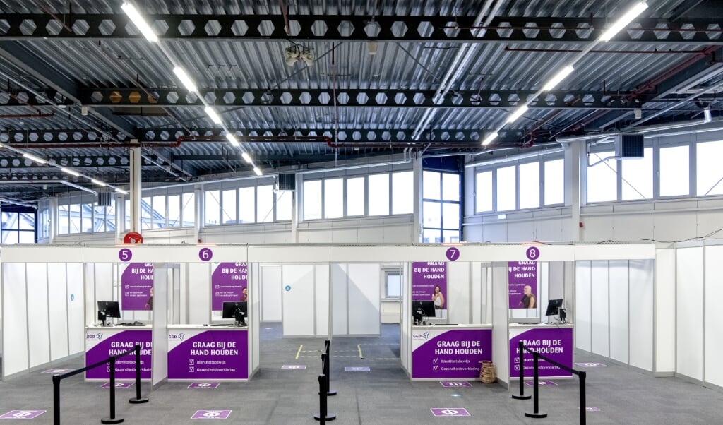 Omdat het aantal vaccinatieafspraken terugloopt, sluiten sommige priklocaties de deuren, zoals hier in Expo Houten. (beeld anp / Sander Koning)