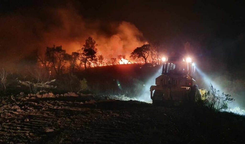 De brandweer in gevecht met de bosbranden in het Zuid-Franse departement Var. (beeld epa / securité civile)