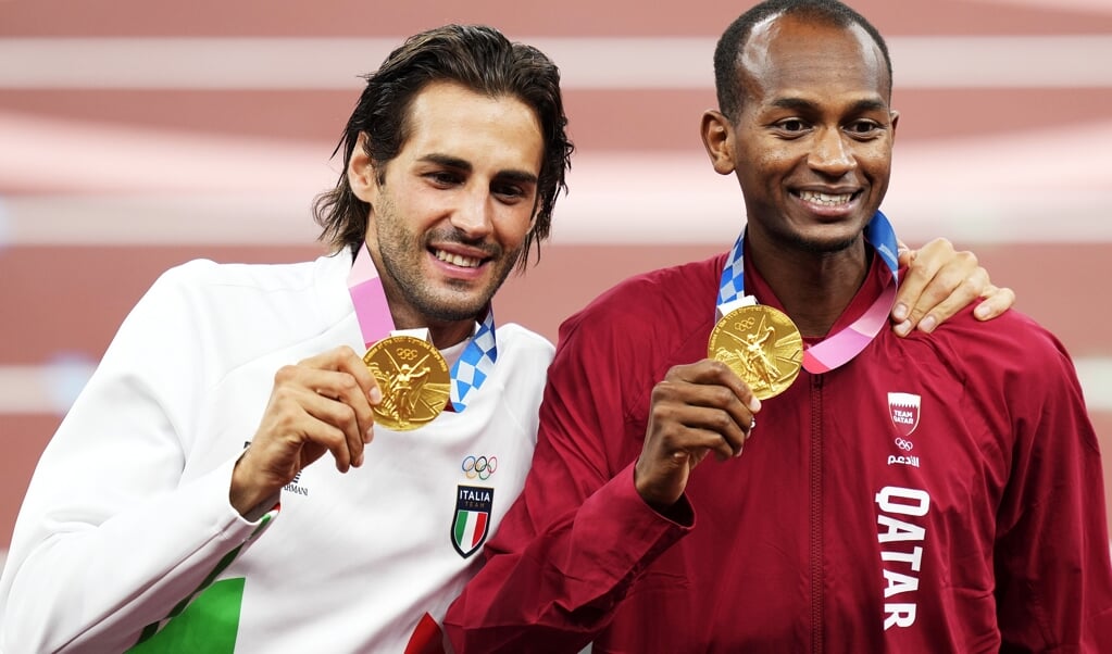 2021-08-02 19:12:24 epa09387649 Joint gold medalists Mutaz Essa Barshim (R) of Qatar and Gianmarco Tamberi (L) of Italy during the medal ceremony for the Men's High Jump at the Athletics events of the Tokyo 2020 Olympic Games at the Olympic Stadium in Tokyo, Japan, 02 August 2021. EPA/FRANCK ROBICHON (beeld epa / Franck Robichon)