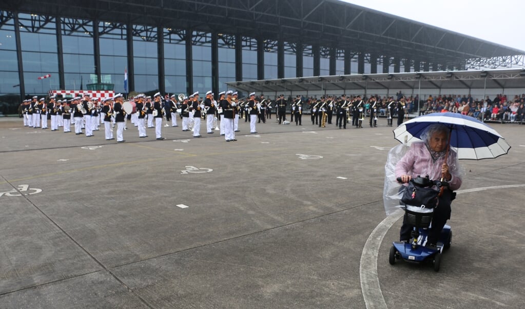 De militaire taptoe is dit jaar bij het Nationaal Militair Museum in Soesterberg. (beeld Riekelt Pasterkamp)