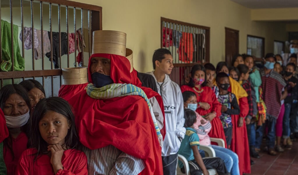 Ontheemde Colombianen in Ituango staan in de rij voor voedsel bij een school die als opvangcentrum wordt gebruikt. (beeld afp / Daniel Alvarado )