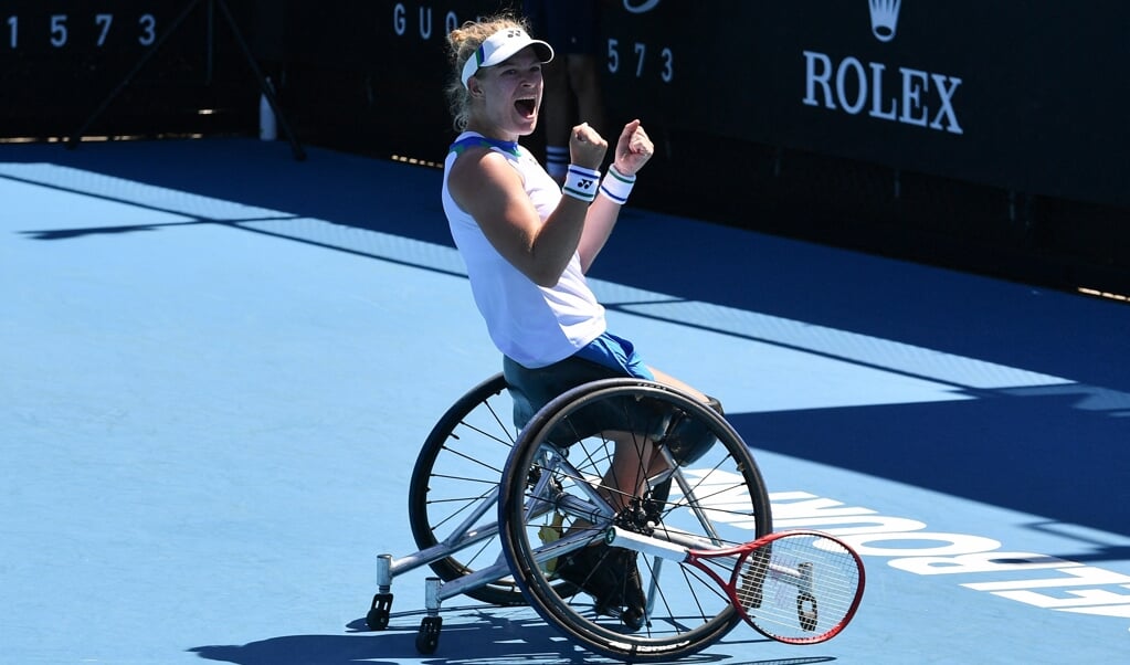 Rolstoeltennisster Diede de Groot won in februari het Australian Open tennistoernooi van de Japanse Yui Kamiji. (beeld afp / Paul Crock)
