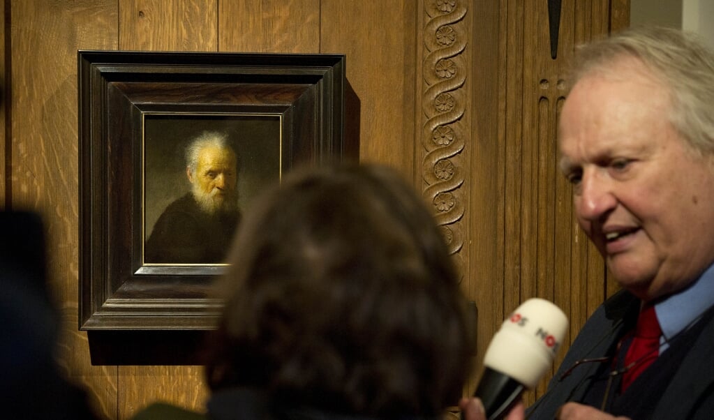 Rembrandtkenner Ernst van de Wetering tijdens de presentatie in het Rembrandthuis in Amsterdam van het kleine paneel Oude man met baard.  (beeld anp / Olaf Kraak)
