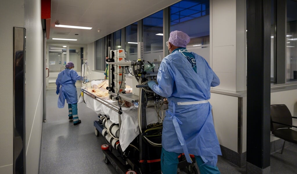 Het aantal mensen dat vanwege het coronavirus in het ziekenhuis belandt, stijgt niet meer. (beeld ** anp / Robin van Lonkhuijsen)