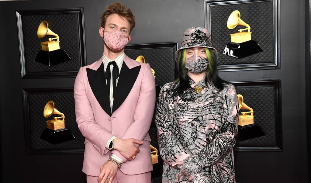 Billie Eilish (hier nog met de bekende groene lokken) en broer Finneas sleepten samen al diverse prijzen in de wacht met Billies vorige album. (beeld epa/ Kevin Mazur)