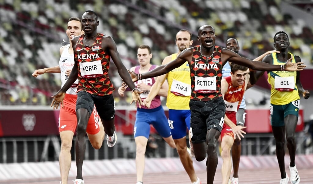 De Keniaanse hardlopers Emmanuel Korir (links, 1e) en Ferguson Rotich (rechts, 2e) vieren hun winst op de achthonderd meter hardlopen, woensdag in Tokio. (beeld epa / Christian Bruna)