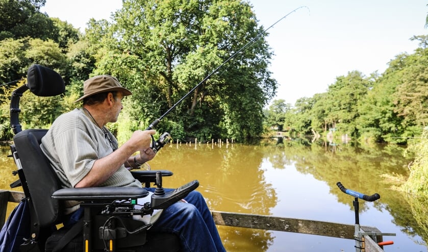Toen Gerrit Moek in een rolstoel terechtkwam, dacht hij dat hij nooit meer zou kunnen vissen. Toen maakte hij kennis met een visclub van bewoners en begeleiders in het zorgcentrum.