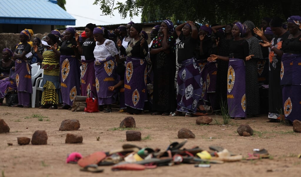 Ouders van de ontvoerde kinderen van de Bethel Baptist High School bidden om hun vrijlating. (afp / Kola Sulaimon)