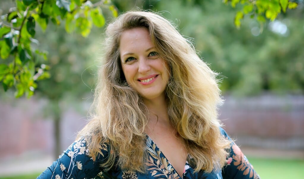 Nienke Gottenbos: 'Het contact met ons lichaam is een beetje verwaarloosd omdat we zo veel aan ons hoofd hebben. We voelen te weinig.' (beeld Noortje Dalhuijsen)