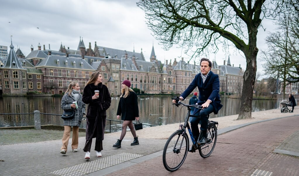 Demissionair premier Mark Rutte pakt graag de fiets. Ook als hij koning Willem-Alexander bezoekt. (beeld anp / Bart Maat)