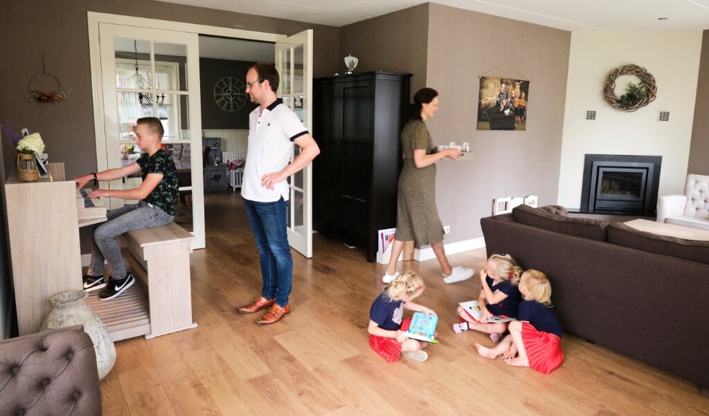 Uitrukken op zondag is er gelukkig niet vaak bij voor brandweerman Hendrik Timmerman uit Staphorst. Meestal is hij thuis bij zijn gezin. (beeld Dick Vos)