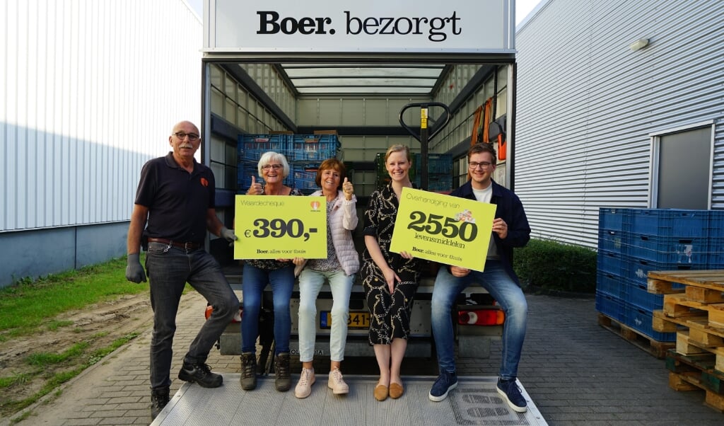 Een aantal medewerkers van Boer Staphorst heeft levensmiddelen bij voedselbanken bezorgd. (beeld boer staphorst)