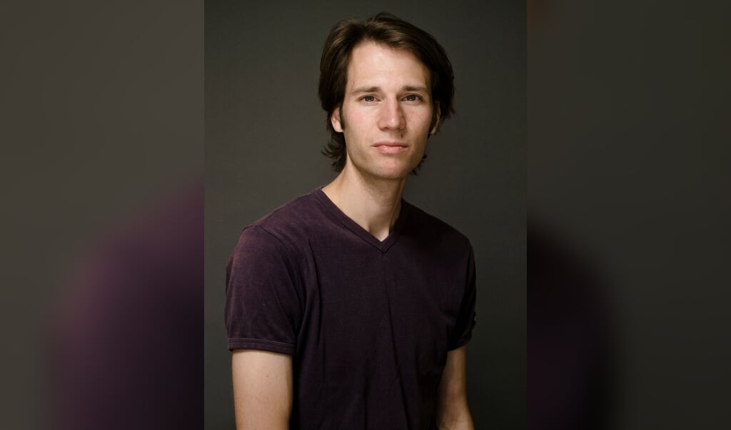 Merlijn Twaalfhoven: 'Ik heb heel erg een gevoel dat er een groot mysterie besloten zit in het leven op aarde en in alles wat wij onmogelijk met onze hersenen kunnen kennen.' (beeld Adrie Mouthaan)