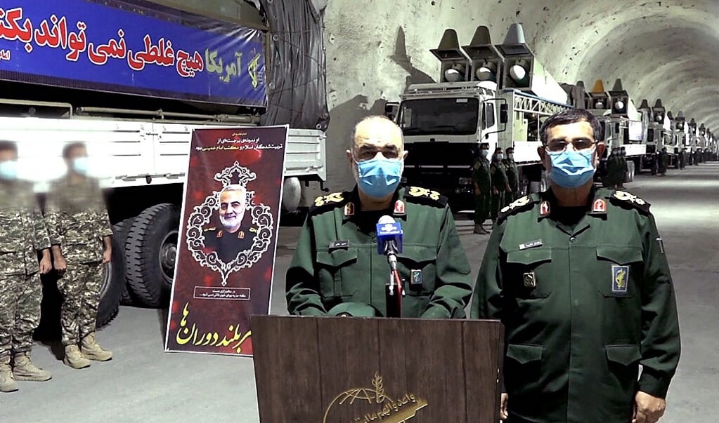 8 januari 2021, Hossein Salami, opperbevelhebber van de Islamitische Revolutionaire Garde, naast marinecommandant Alireza Tangsiri (rechts) tijdens de opening van een nieuwe ondergrondse raketbasis in Iran. (beeld afp)