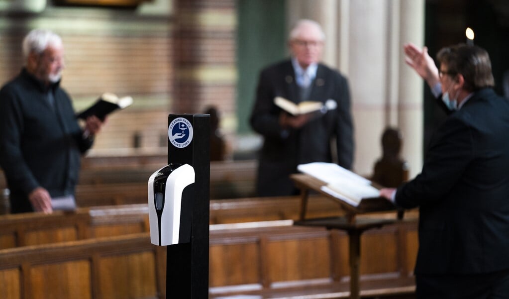 De anderhalve meter afstand komt te vervallen tijdens vieringen in de Rooms-Katholieke Kerk en de Protestantse Kerk in Nederland. (beeld anp / Jeroen Jumelet)