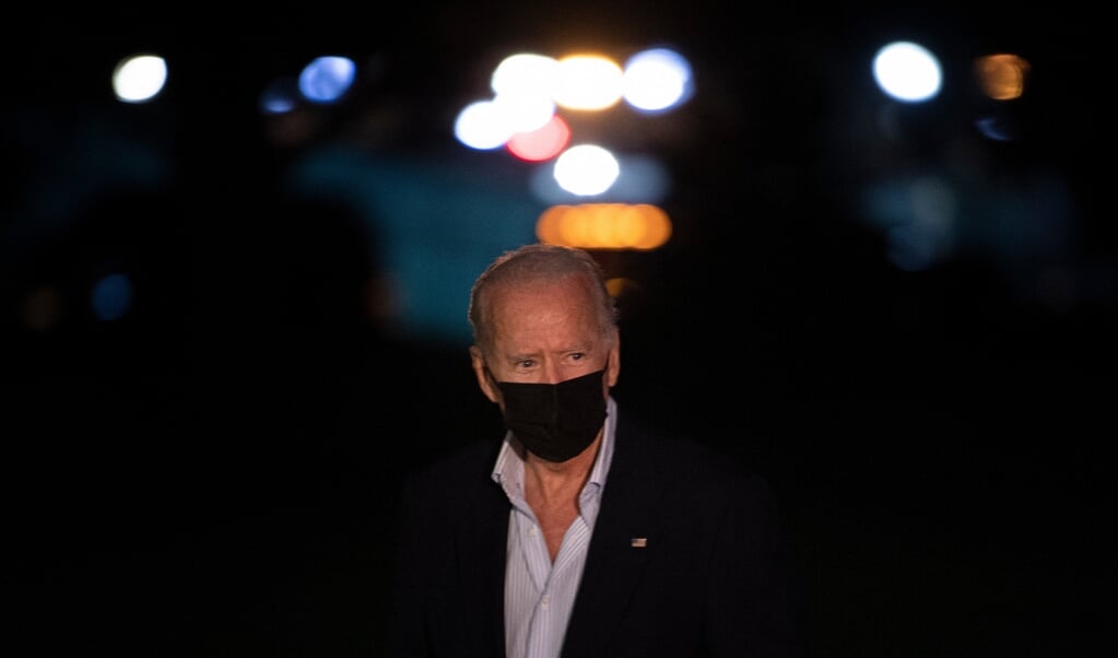 President Joe Biden, onderweg naar het Witte Huis, deze week. De vraag is of het verstandig van hem was publiek wraak aan te kondigen voor de zelfmoordaanslagen op de luchthaven van Kabul waarbij ook Amerikanen omkwamen. (beeld afp / Brendan Smialowski)