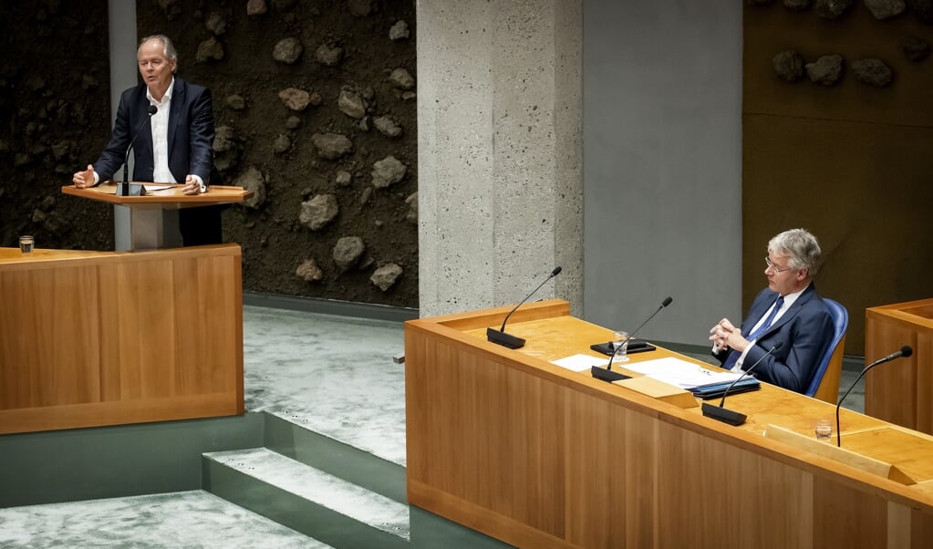 D66-Kamerlid Paul van Meenen (links) en demissionair onderwijsminister Arie Slob tijdens het debat over incidenten op de reformatorische school Gomarus. (beeld anp / Koen van Weel)
