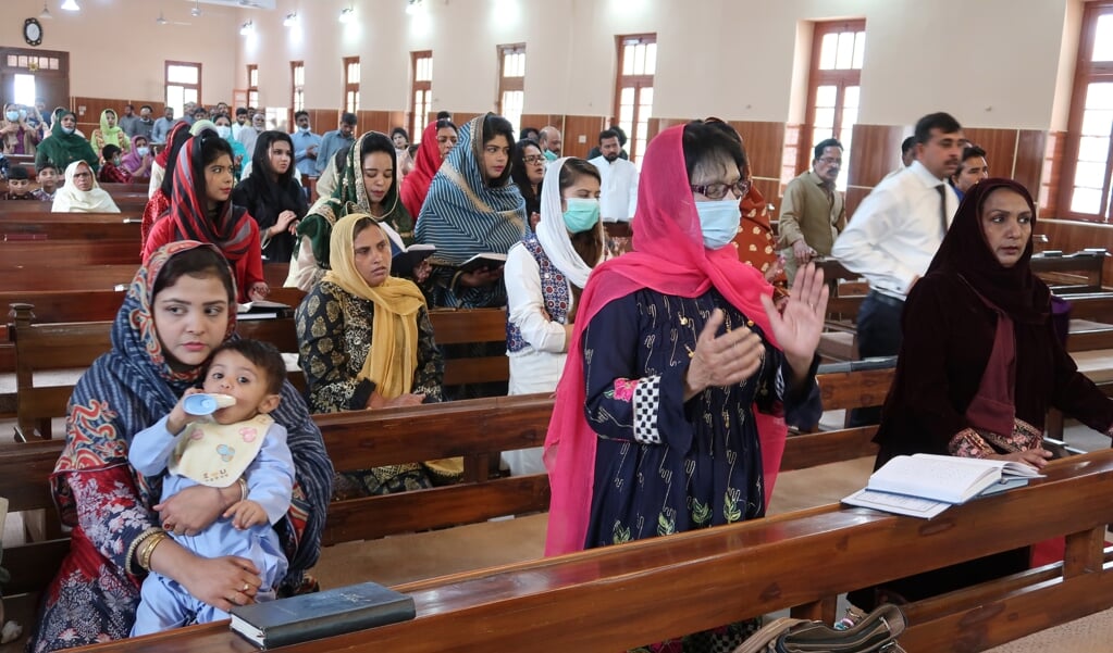 Een afbeelding (de foto is genomen op 4 april 2021) van een kerkdienst in de Pakistaanse plaats Quetta.  (beeld epa / fayyaz Ahmad)