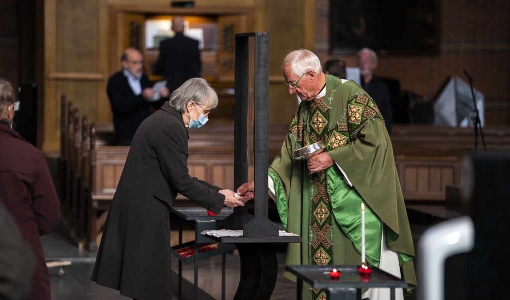 De dreiging van corona is er nog en kerkgangers zijn bang alsnog corona te krijgen. (beeld anp / Jeroen Jumelet)