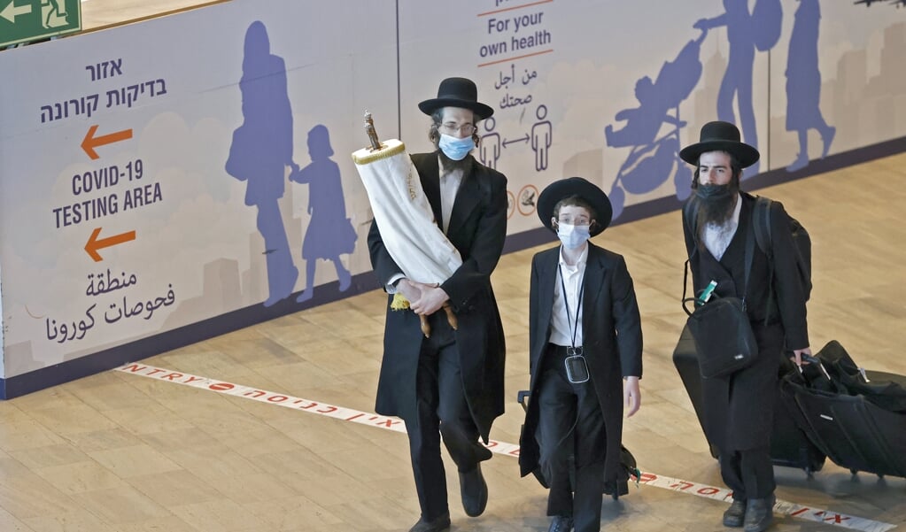 Chassidische (ultra-orthodoxe) Joden komen terug op de luchthaven van Tel Aviv na de Nieuwjaarsviering in Oekraïne. (beeld afp / Jack Guez)