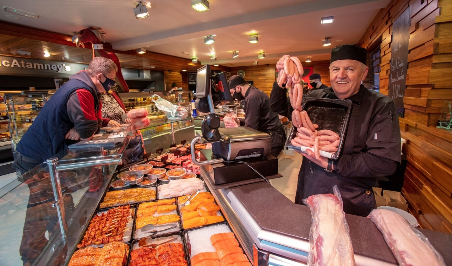 De Noord-Ierse slager Kieran McAtamney verkoopt worstjes van Brits varkensvlees. Het vlees moet officieel aan de strengere EU-regels voldoen. Maar dat wordt niet gecontroleerd. beeld afp