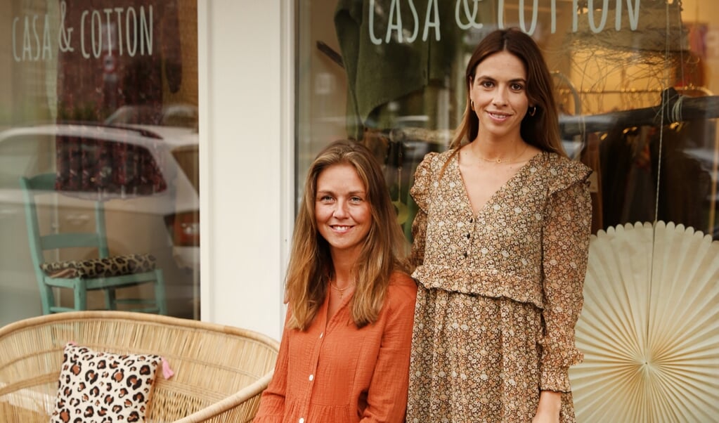 Roos de Groen en Lotte Jansen in najaarsstijl. De trendkleuren dit najaar zijn bordeauxrood, framboos, donkerblauw en olijfgroen. (beeld Iris Dorine)