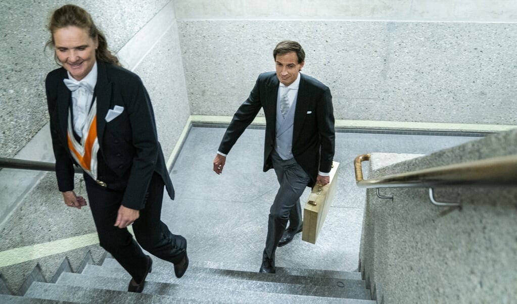 Demissionair minister Wopke Hoekstra van Financien (CDA) op Prinsjesdag op weg naar het tijdelijk onderkomen van de Tweede Kamer aan de Bezuidenhoutseweg met het koffertje met de rijksbegroting en miljoenennota. (beeld anp / Bart Maat)
