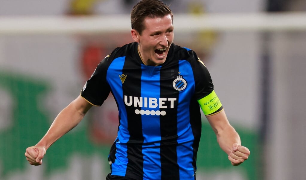 In België is het normaal: gokreclame op voetbalshirts, zoals dat van Club Brugge. (beeld afp / Odd Andersen)