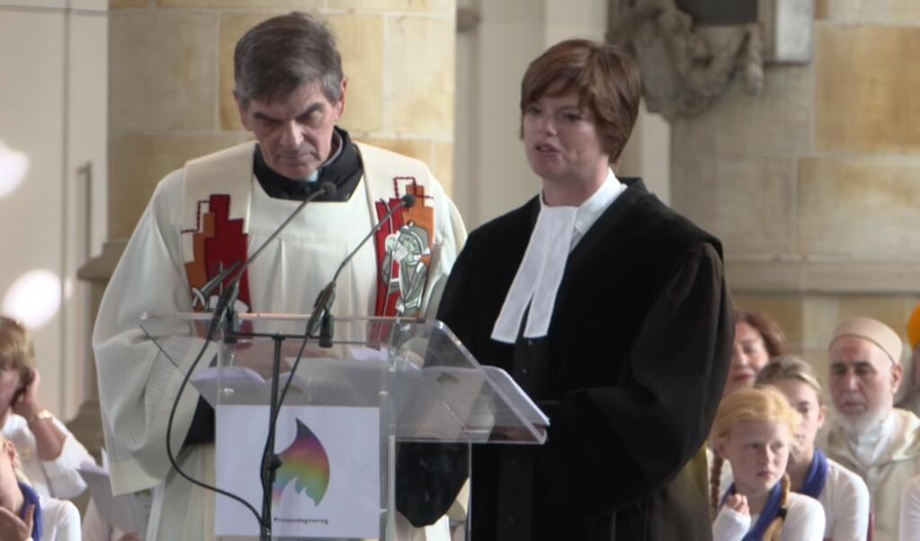 Vertegenwoordigers van christelijke kerken spreken tijdens de Prinsjesdagviering in de Grote Kerk in 2018. (beeld nd)
