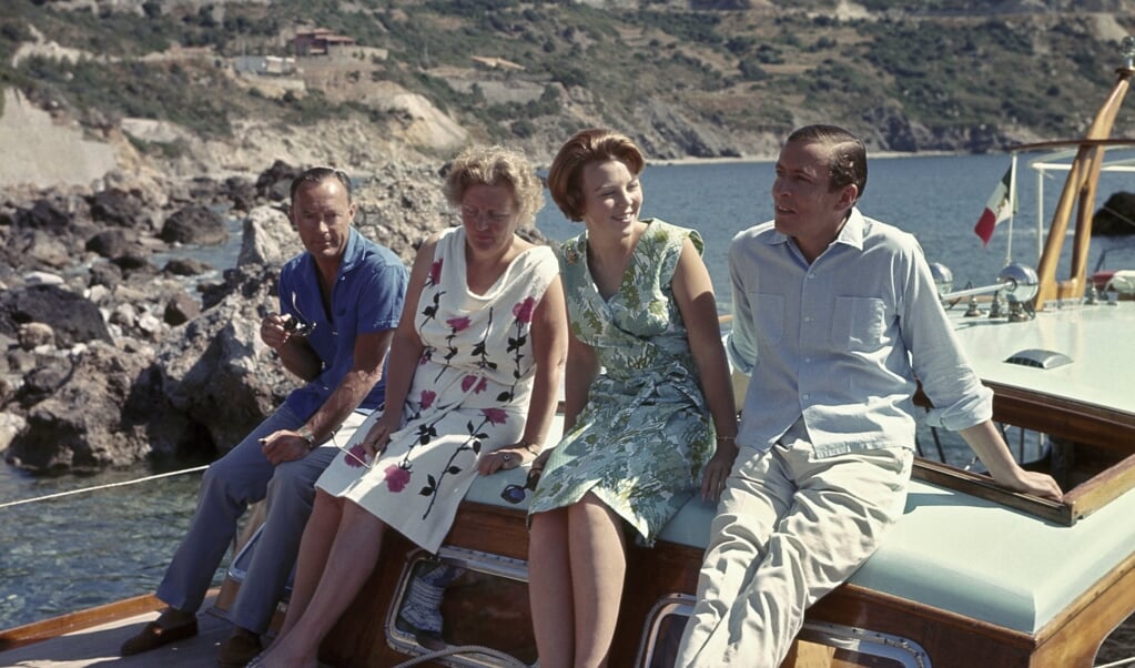 Het verloofde paar Beatrix en Claus met koningin Juliana en prins Bernhard op vakantie in 1965.  (beeld anp)