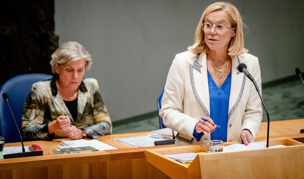 Demissionair minister Sigrid Kaag van Buitenlandse Zaken (D66), met achter haar minister Ank Bijleveld van Defensie (CDA). (beeld anp / Bart Maat)