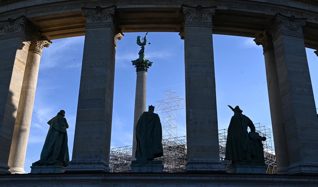 Bij het plein in Boedapest met de standbeelden van de Hongaarse koningen is een groot kruis geplaatst. Paus Franciscus zal er zondag de eucharistie vieren met duizenden rooms-katholieke gelovigen. (beeld afp / Attila Kisbenedek )