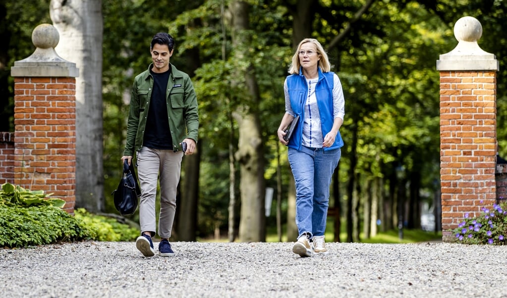 Rob Jetten (D66) en Sigrid Kaag (D66) arriveren op landgoed De Zwaluwenberg. (beeld anp / Sem van der Wal)