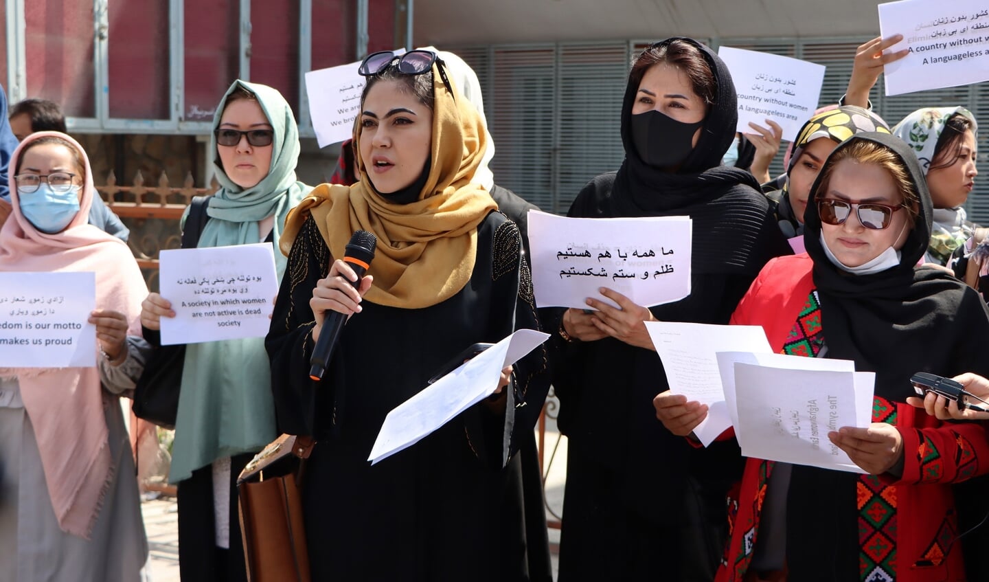 Vrouwen in Kabul eisen in een demonstratie dat de Taliban hun rechten respecteren.