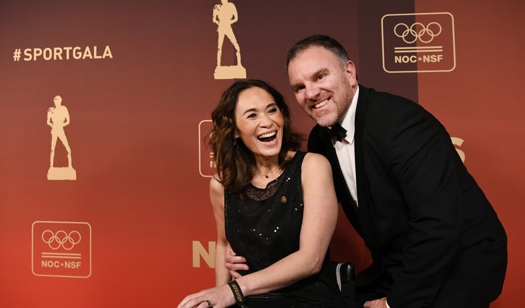 Bibian Mentel en Edwin Spee op de rode loper voorafgaand aan het NOC*NSF Sportgala in AFAS Live. (beeld anp / Piroschka van de Wouw)