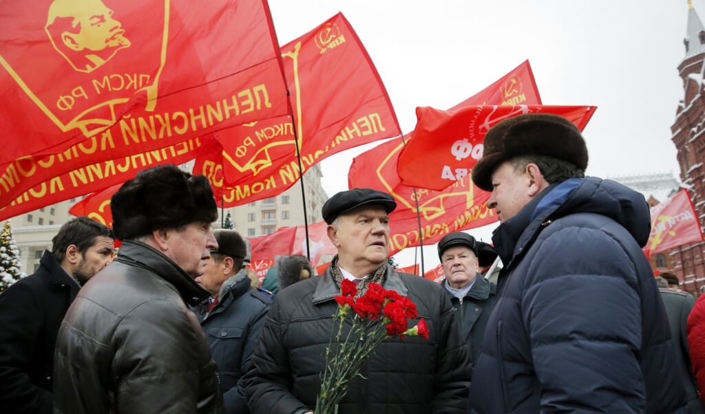 Gennadi Zjoeganov (midden) tijdens een communistische demonstratie in 2018. (beeld Epa / Yuri Kochetkov)