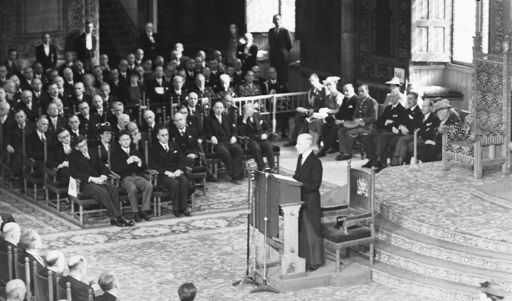 Minister-president Beel spreekt in 1947 de Troonrede uit; koningin Wilhelmina was wegens bronchitis verhinderd. (beeld anp / G. v.d. Werff)
